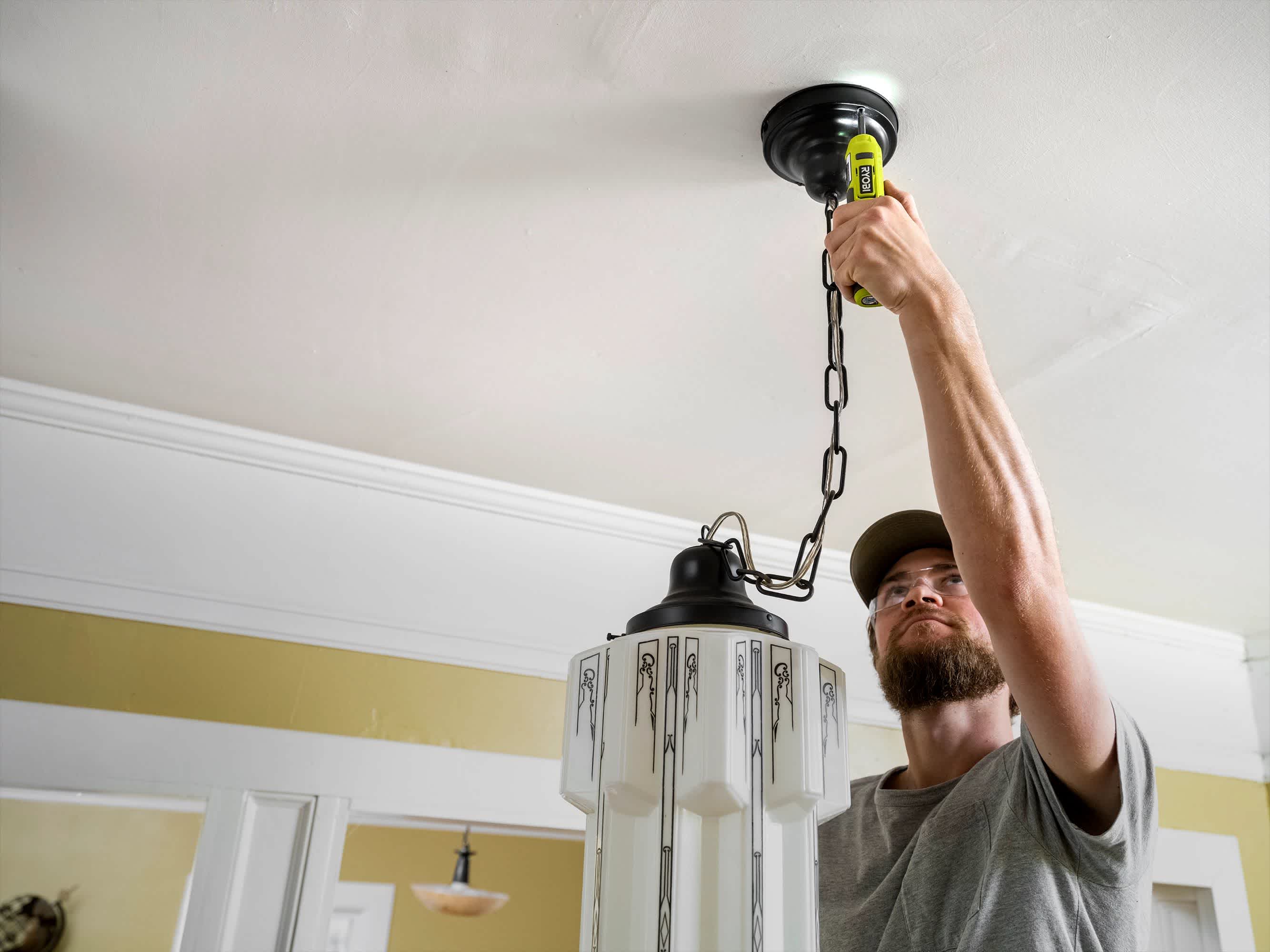 Product Features Image for 4V SCREWDRIVER.