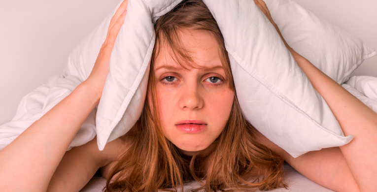 mujer-sin-dormir-cansada-como-dormir-cuando-tienes-la-regla-Nosotras-764×389-100