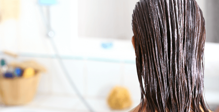 Mujer con cabello mojado