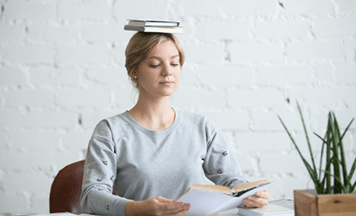 Mujer con libro sobre la cabeza