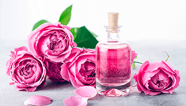Beneficios del agua de rosas para cuidar tu piel - Nosotras