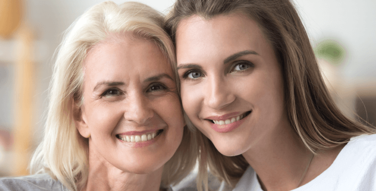 Mujer con abuela posando para foto