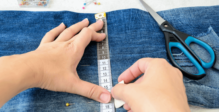 Mujer medir jeans