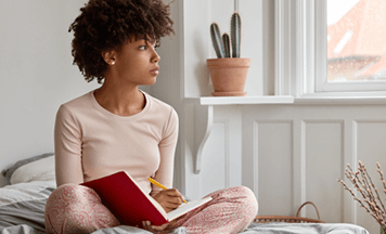 Mujer escribir en cuaderno