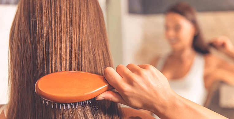 Mujer peinar cabello