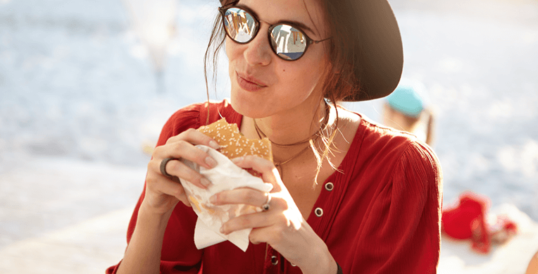 Mujer comer hamburguesa