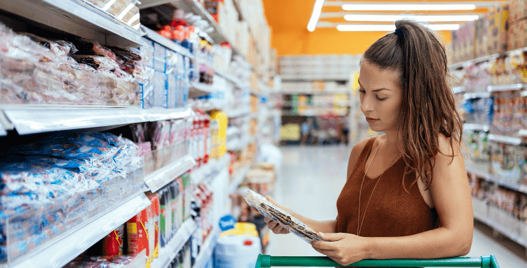 Mujer comprando en supermercado