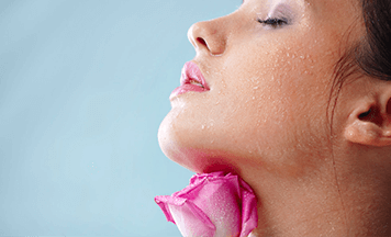 15 beneficios del agua de rosas y cómo prepararla en casa