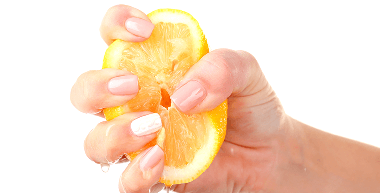 Mujer exprimir naranja