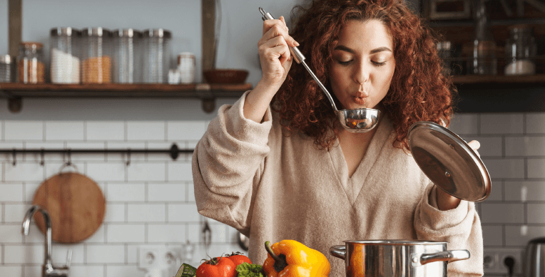 Mujer cocinando en casa