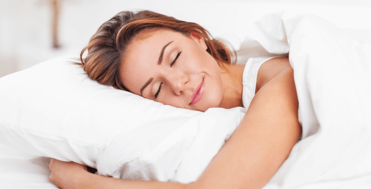 Mujer dormir sobre almohada