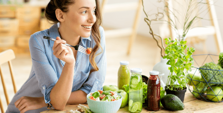 Mujer comer verduras y ensalada