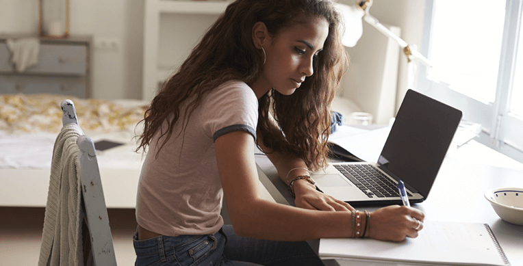 Mujer escribir en hojas de block