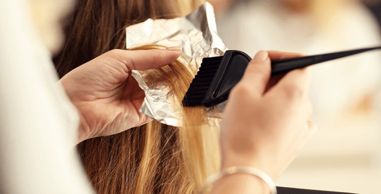 Mujer tinturar cabello