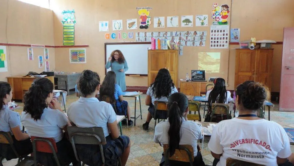 Photo of Dr Flor de Mayo Gonzáles Miranda talking about her work to students at a public school