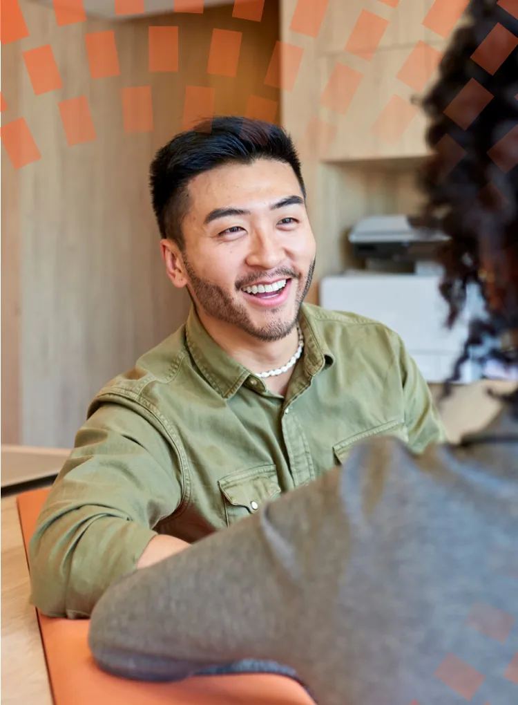 笑顔の女性縦向き