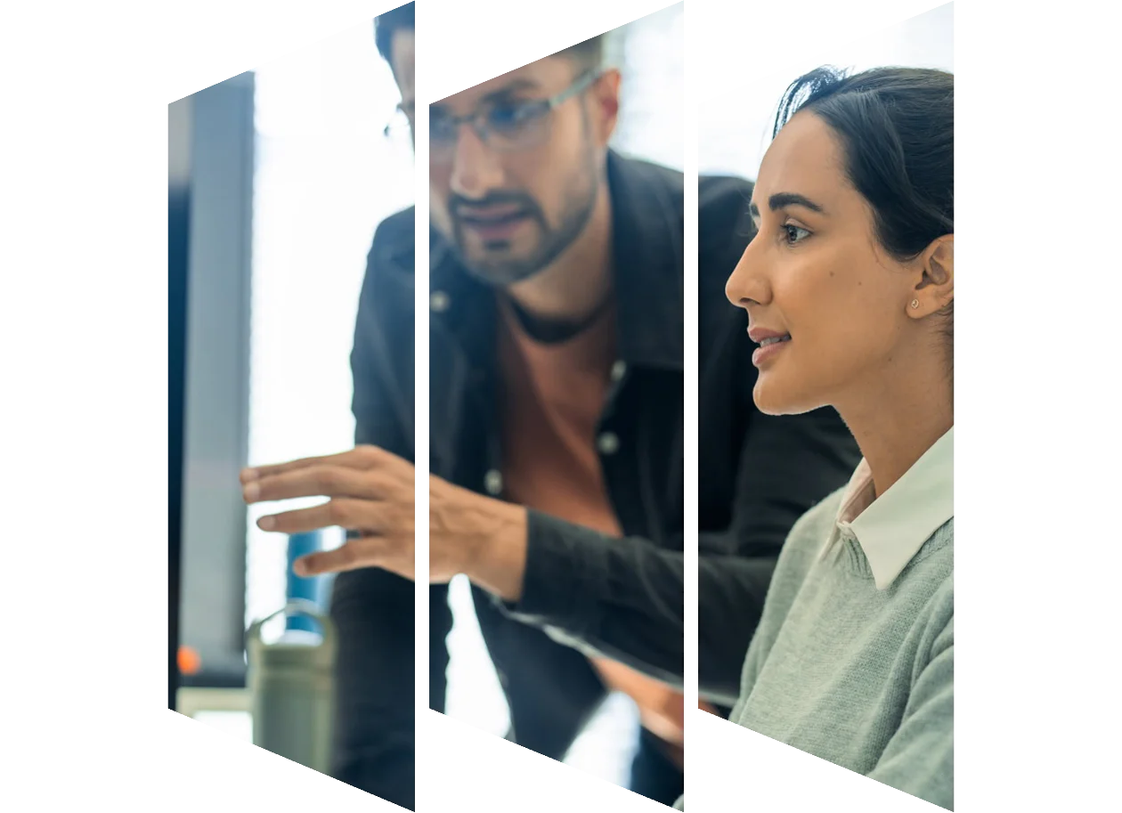 Two colleagues working in front of a computer