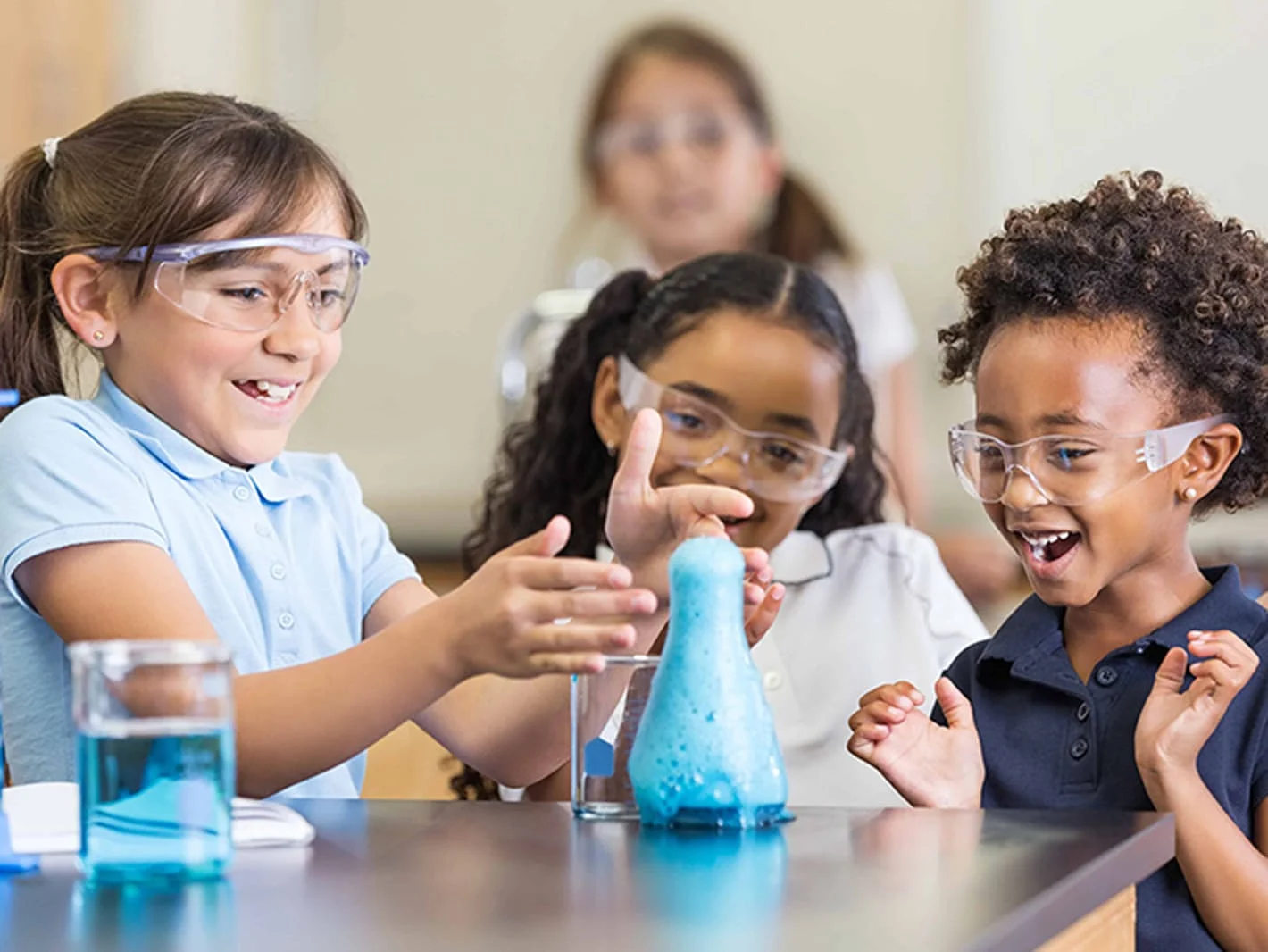 Crianças pequenas usando um kit de química juntas