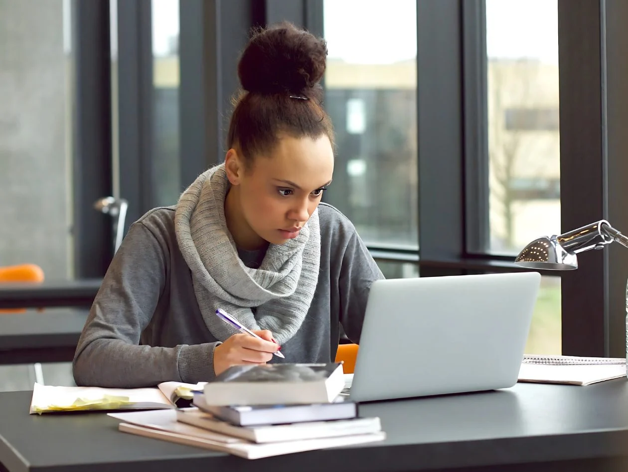 A women using her laptop