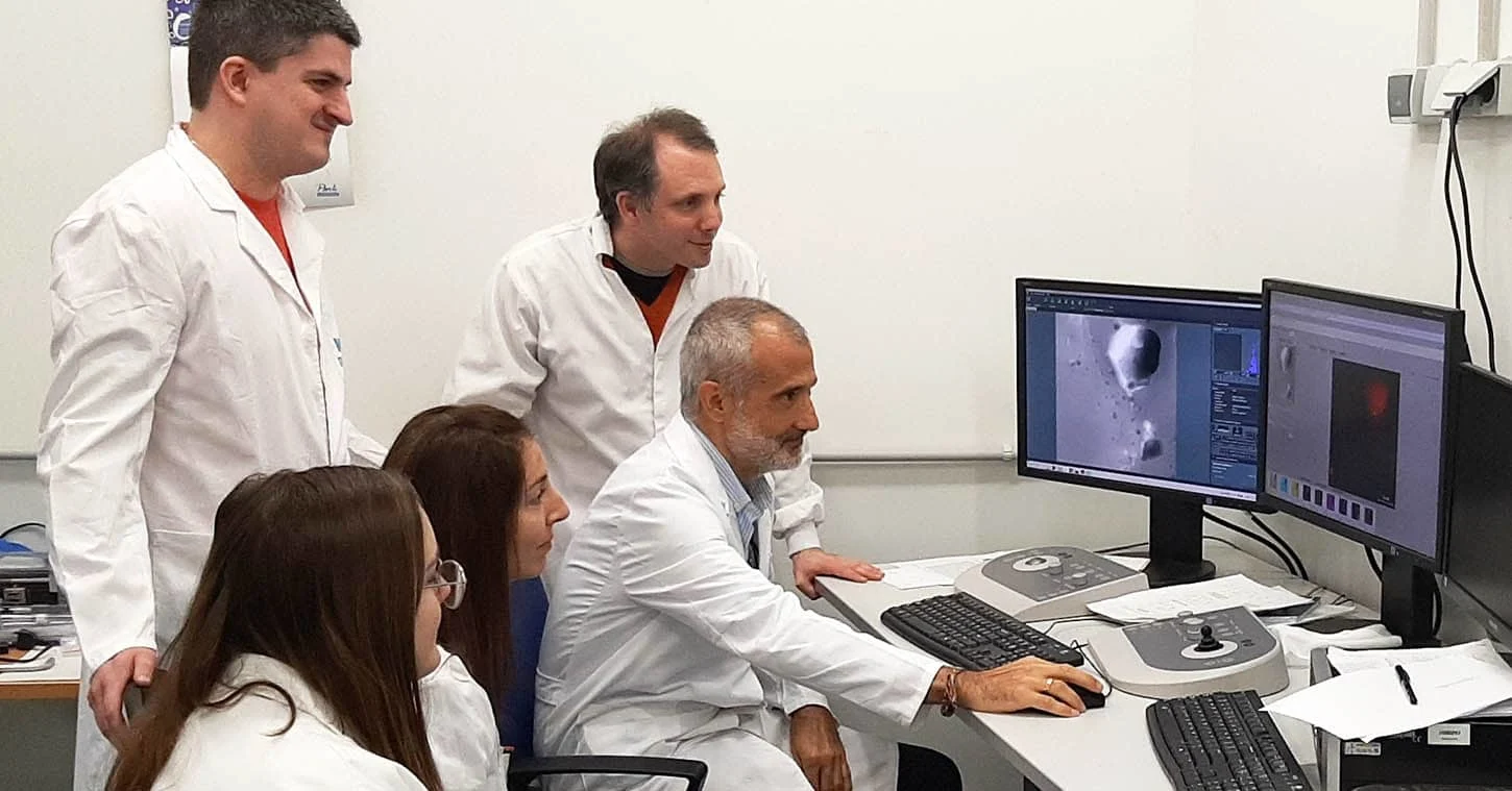 José M. Torralba and his PhD students discusses a microstructure in the Transmission Electron Microscope