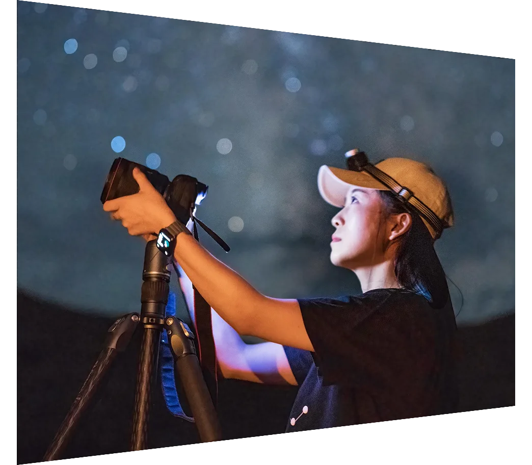 A Chinese female starry sky photographer shoots the Milky Way