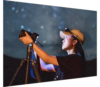 A Chinese female starry sky photographer shoots the Milky Way