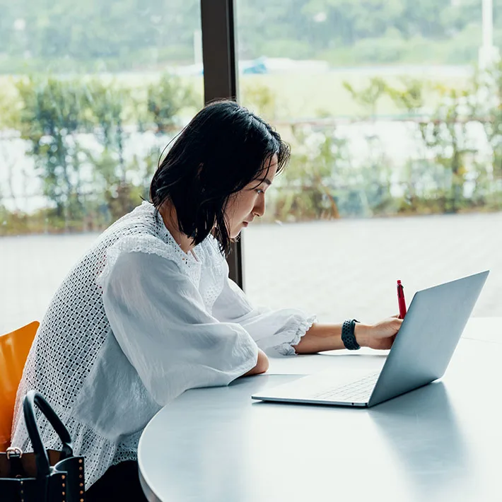 Female student with an amputated arm at a university campus