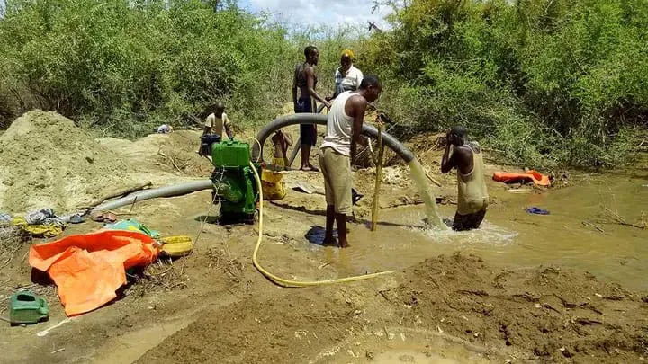 Members of the Beled-Hawa community in Gedo, Somalia, work in the field. The Somali Social Entrepreneurs Fund is developing a biogas system for irrigation of vegetable farms.