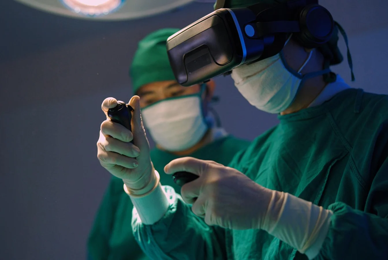 Surgeon operating wearing a VR headset