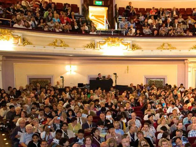 Panoramaaufnahme des Publikums bei einer Elsevier-Konferenz