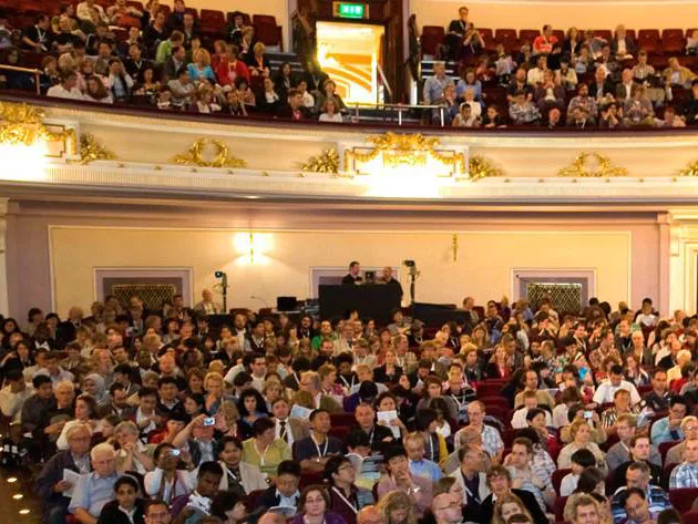 photo panoramique de l’audience de la conférence Elsevier