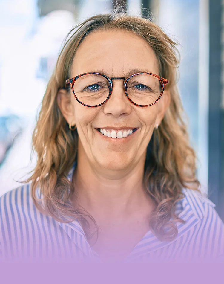 Femme d'âge moyen souriante avec des lunettes