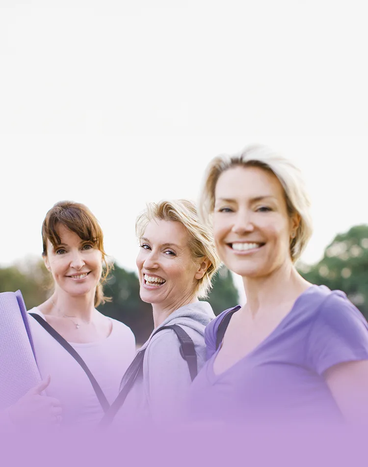 Trois femmes souriantes d'âge moyen