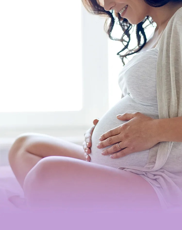 Femme enceinte avec ses mains sur son ventre