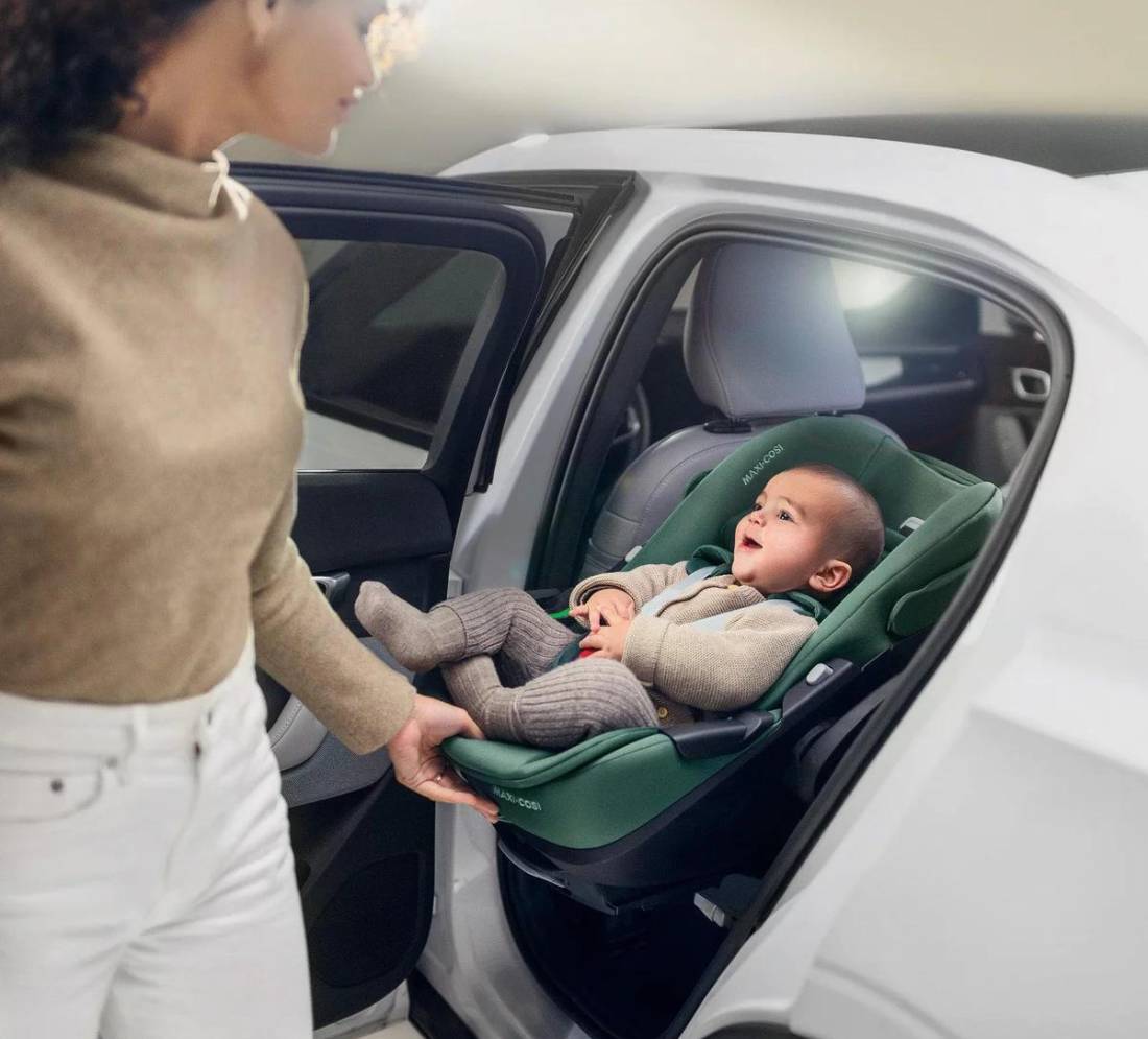 360 Rotation Image | 5 Features to Look for in Newborn Car Seats | Mamas & Papas blog