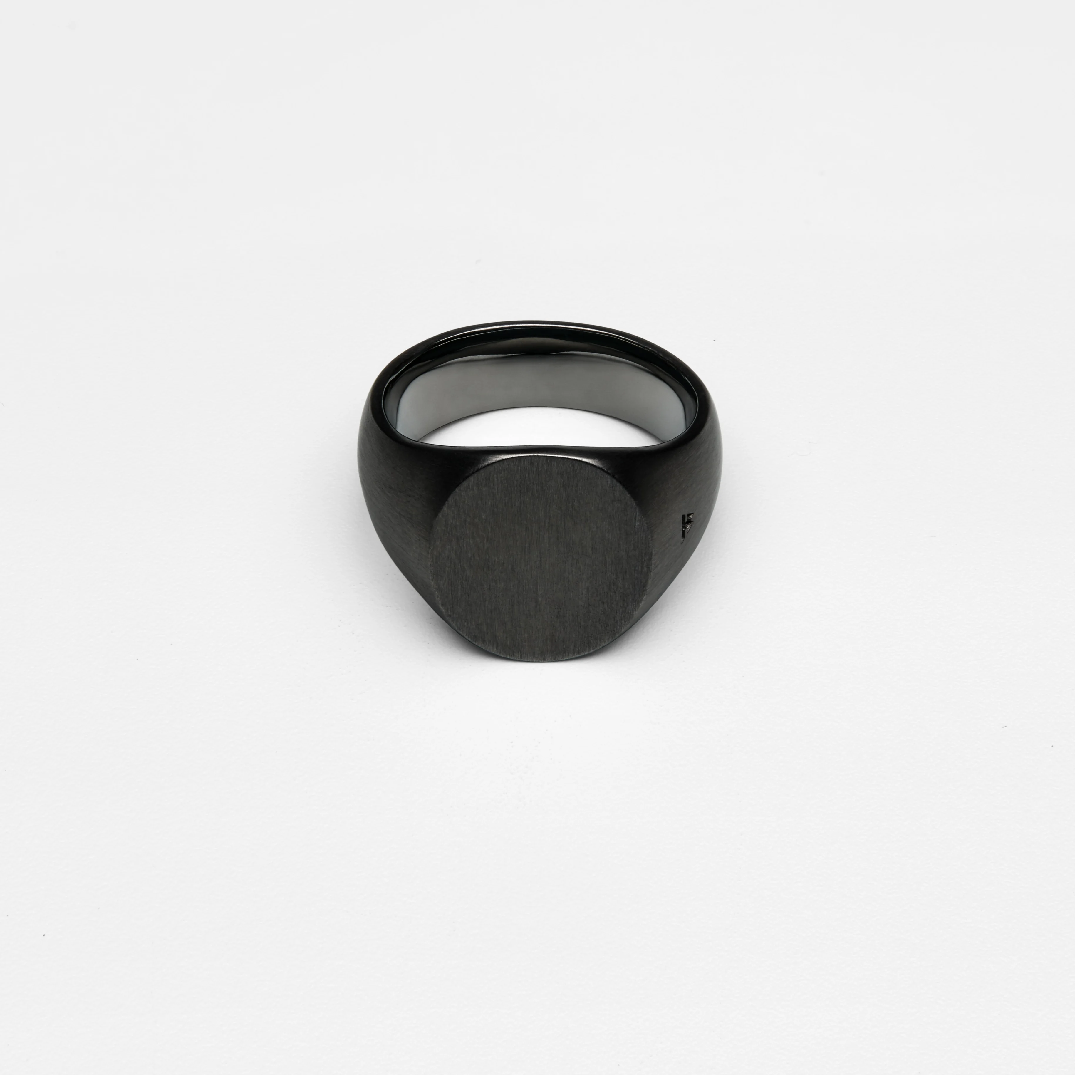 Oval ring black edition