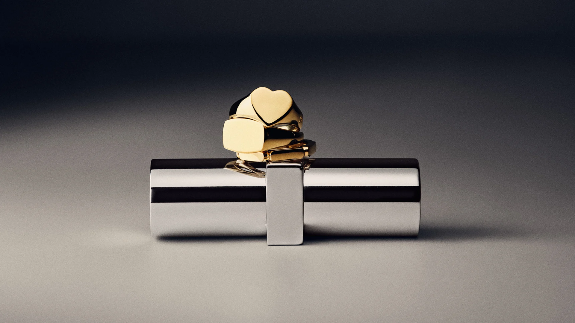 Holiday campaign - Gift guide - Image split #2 - Image 4 - Engravable gifts