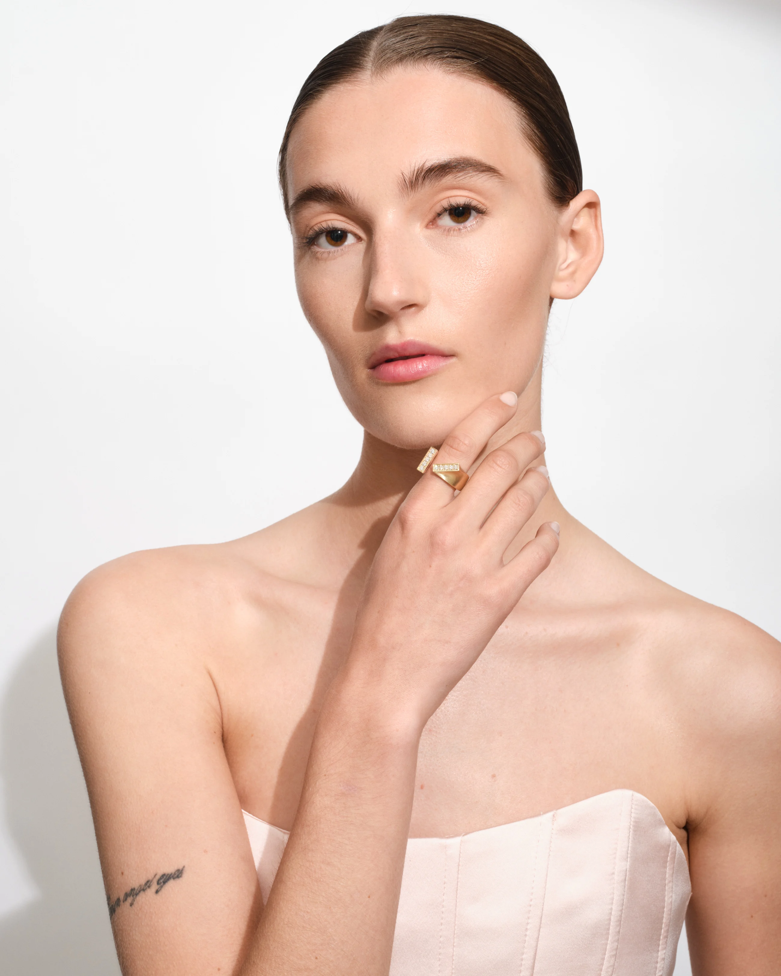 Tom Wood Tilt Ring Gold Diamond