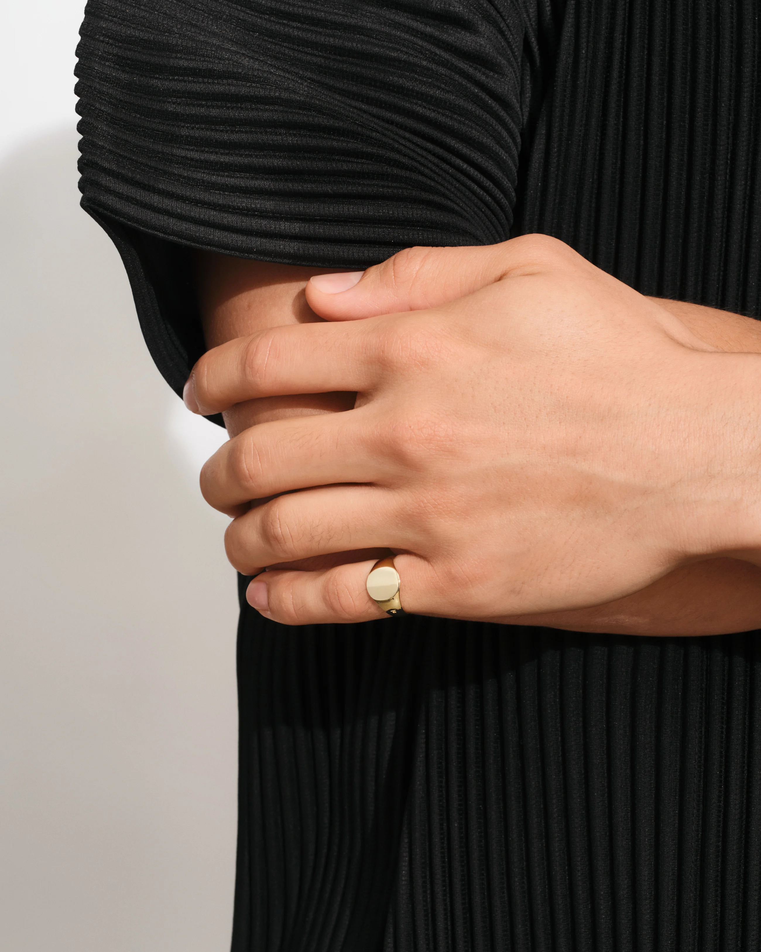 Tom Wood Mini signet Ovel Gold