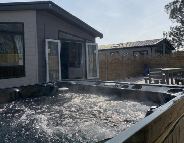 Lodges with hot tubs