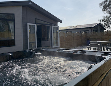 Lodges with hot tubs