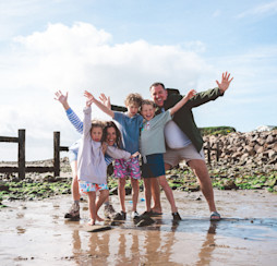 Low deposit and Price Promise guarantee