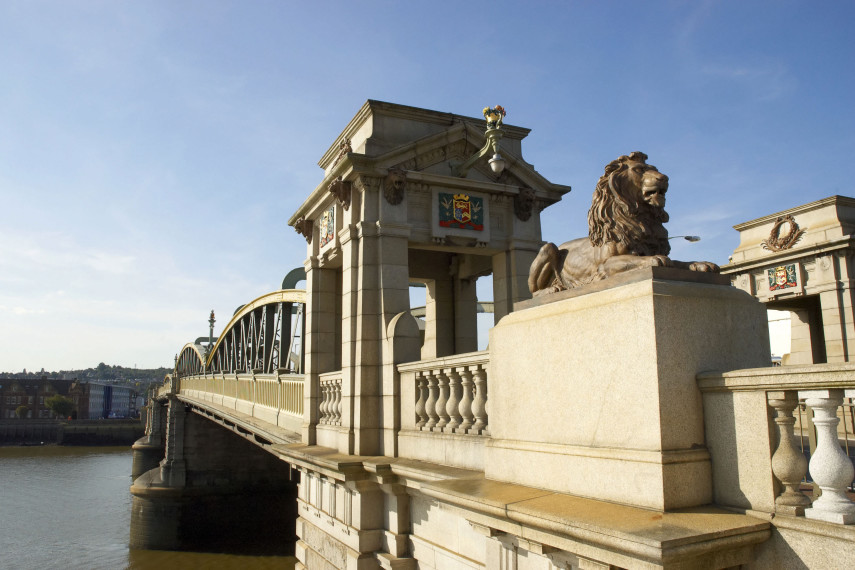 Enter the city in style by crossing the Rochester Bridge