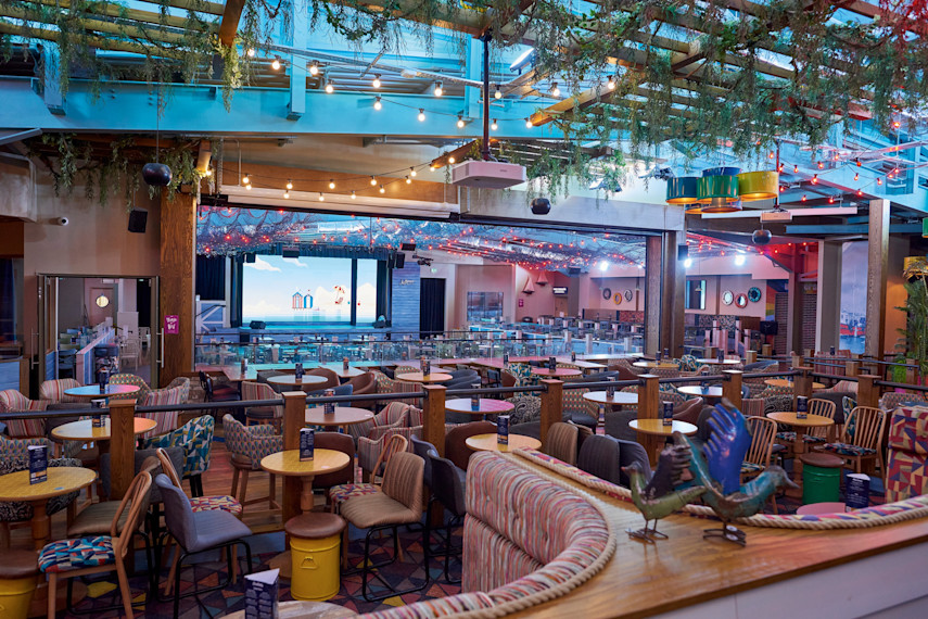 3. Relax and be entertained in the Marina Bar and Stage