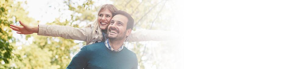 couple souriant dans le parc