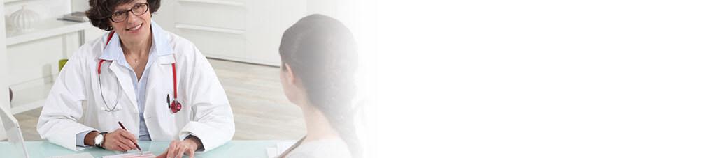 Femme consultant la docteure