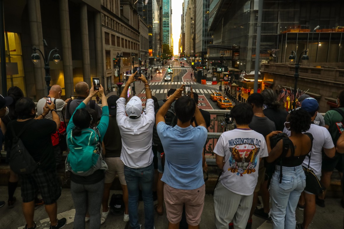 Viewers waiting for that perfect Manhattanhenge moment