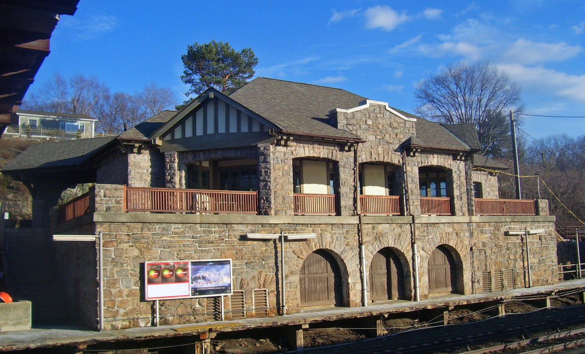 Philipse Manor train station building