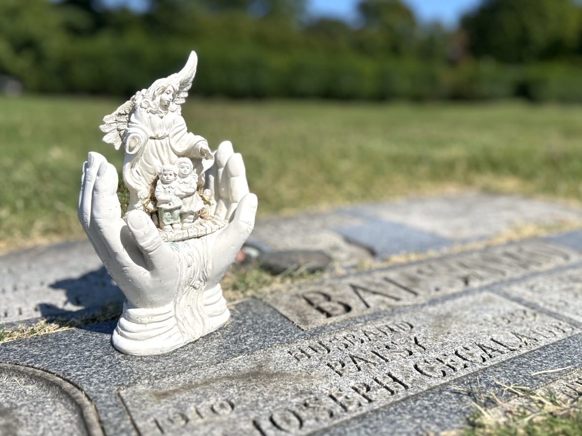 Small grave sculpture closeup