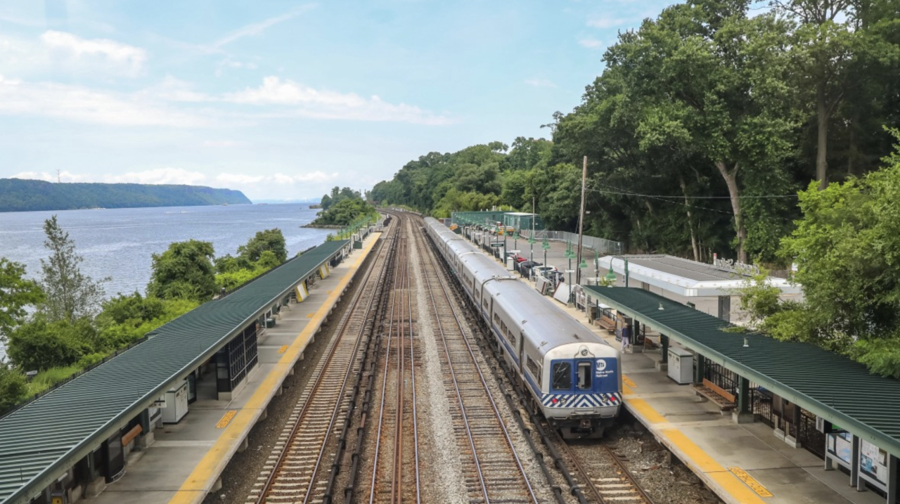 MNR Southbound Train on Hudson Line at Riverdale